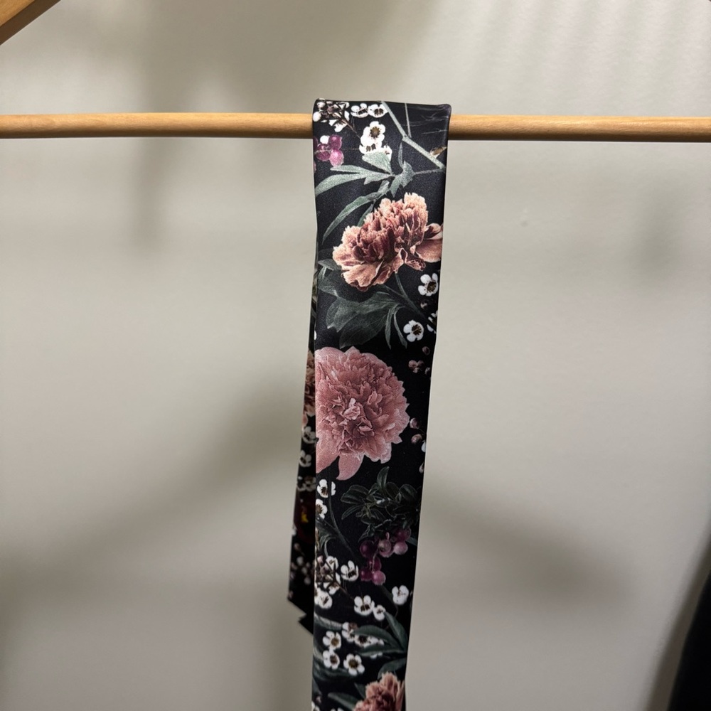 (New)Floral Black Tie - Picture 2 of 4